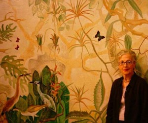 Annie Graz e o mural do seu marido John, após o trabalho de restauro